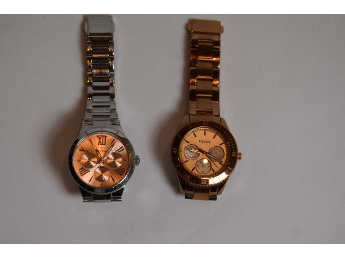 je 1 Uhr der Marken „Fossil“ und „Festina“