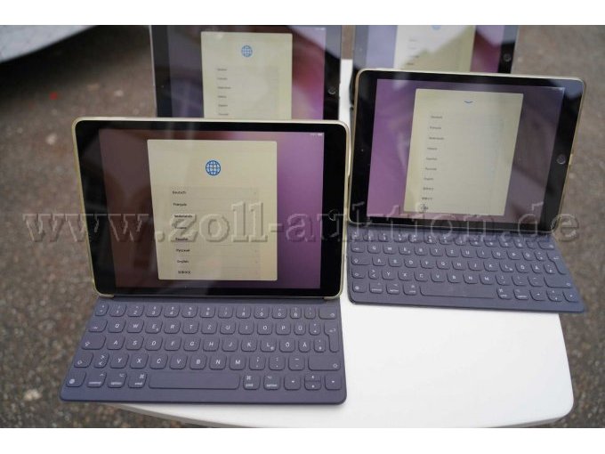 Tastatur mit Gebrauchsspuren (Fäden hängen ab und der Rand ist offen.