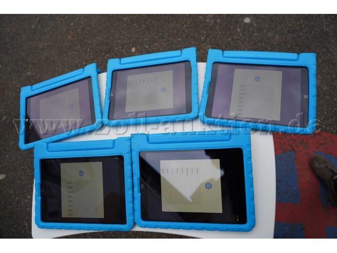 iPads mit umgeklapptem Griff.