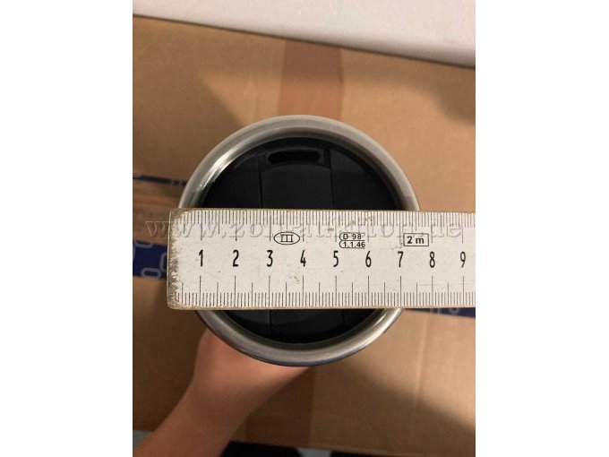 Durchmesser Becher und Sicht auf Deckel mit Trinköffnung