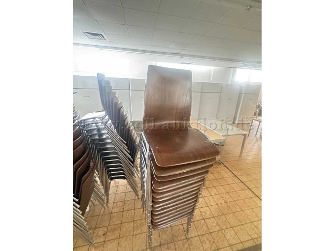 Stühle gestapelt