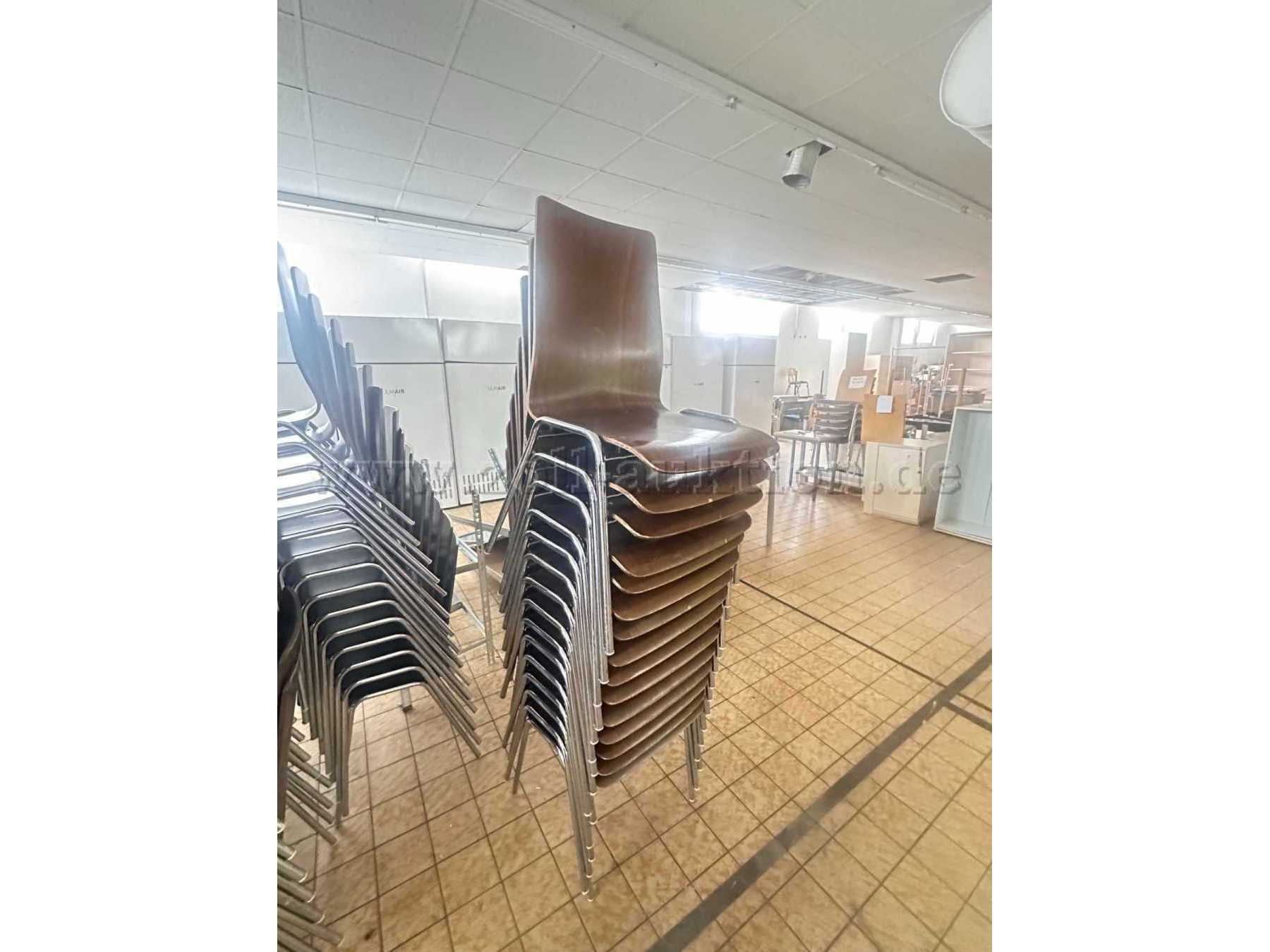 Stühle gestapelt