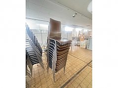 Stühle gestapelt