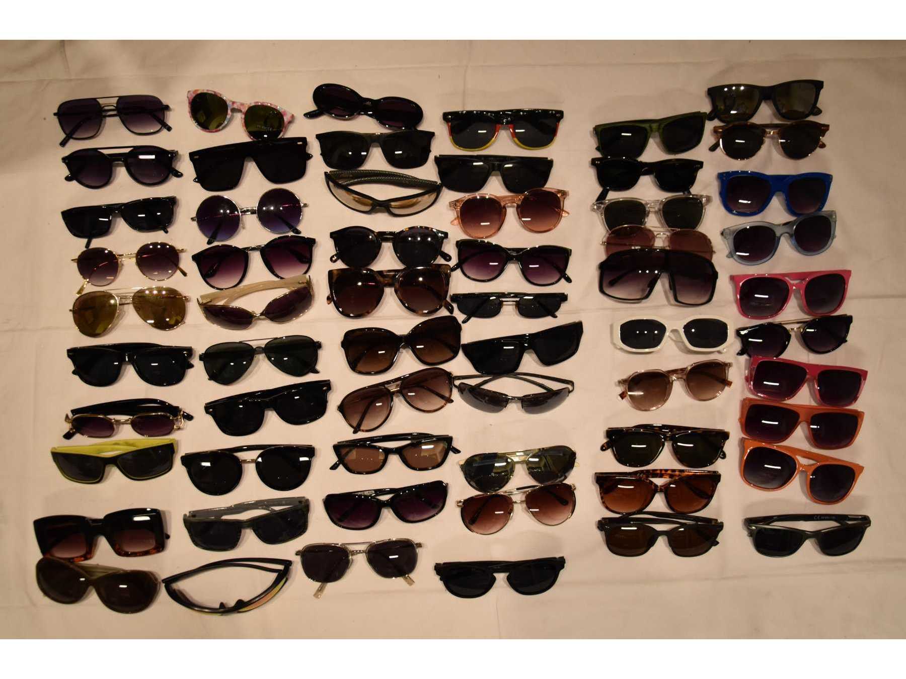 60 unterschiedliche Sonnenbrillen – getragen