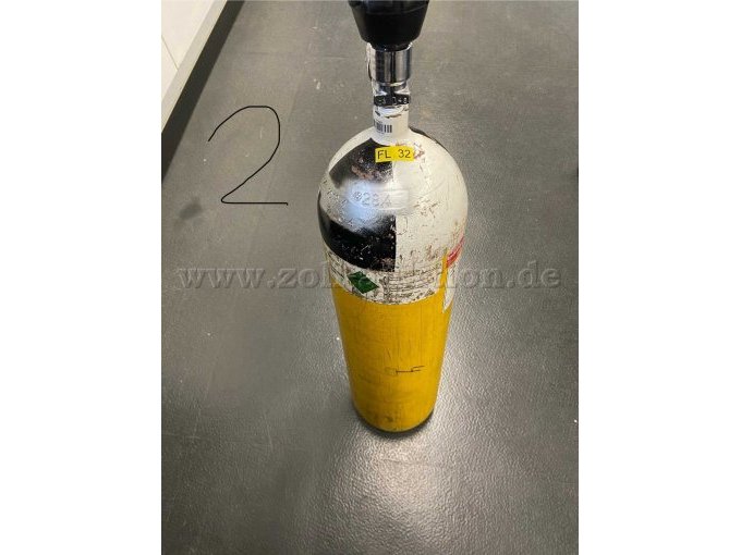 Atemschutzflasche Nummer 2 Frontalansicht