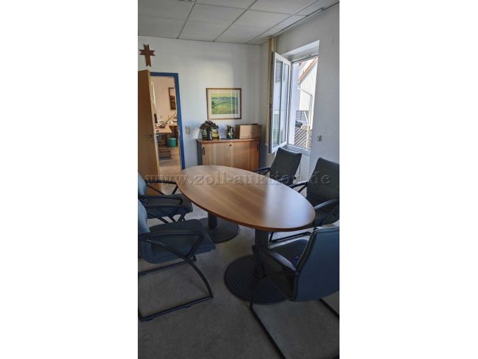 Besprechungs-
tisch oval und 
Sideboard 1