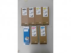 Gesamtansicht der Auktionsgegenstände von vorne