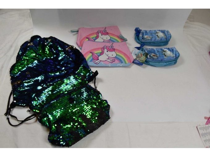 je 2 Taschen Frozen und Einhorn
3 Taschen und 1 Rucksack mit wendbaren Pailletten in Grün und Schwarz