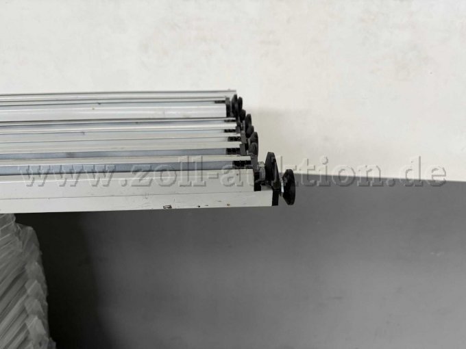 Steher mit den verstellbaren Füßen