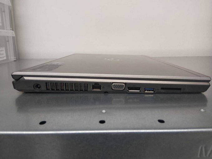 Lifebook E756
Ansicht Anschlüsse 
Bild beispielhaft