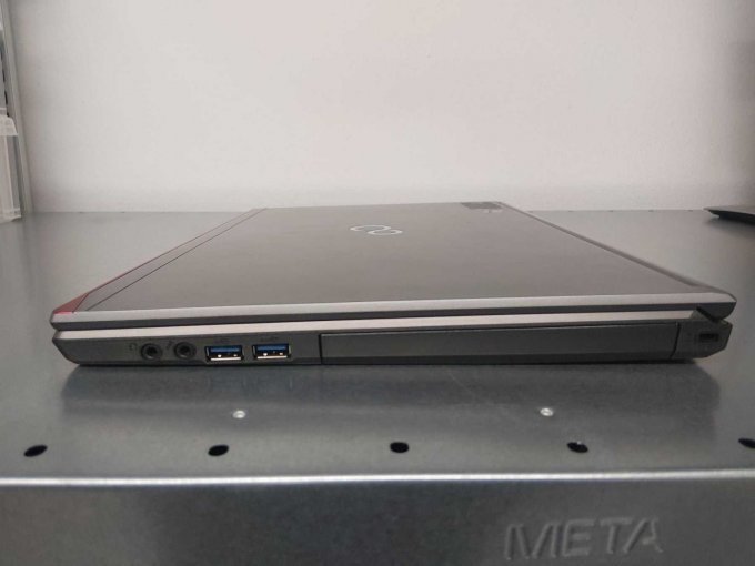 Lifebook E756
Ansicht Anschlüsse 
Bild beispielhaft