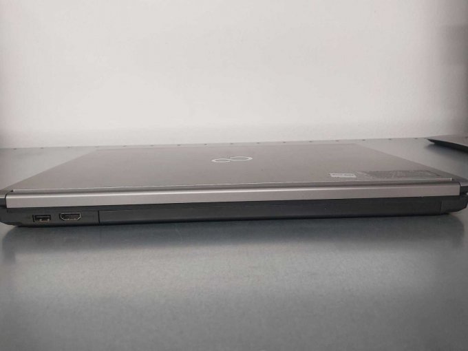 Fujitsu Lifebook E756
Ansicht Anschlüsse
Bild beispielhaft