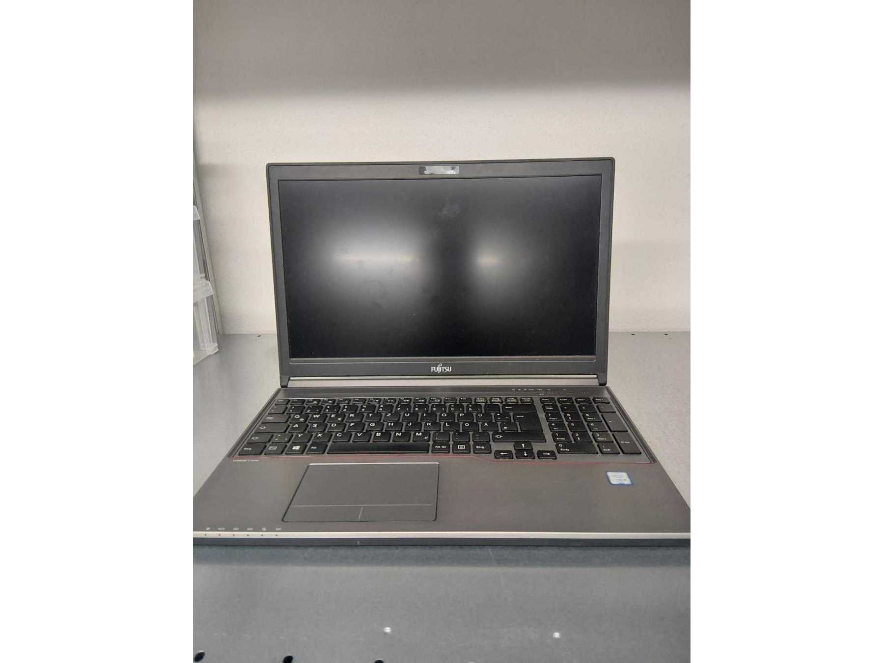 Lifebook E756
Ansicht Display
Bild beispielhaft
