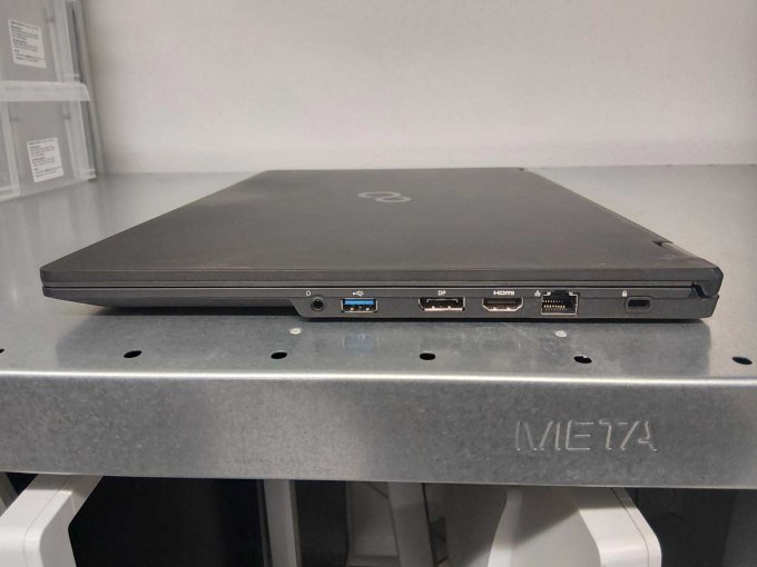 Ansicht Fujitsu Lifebook U757 
Seitliche Anschlüsse 
Bild beispielhaft