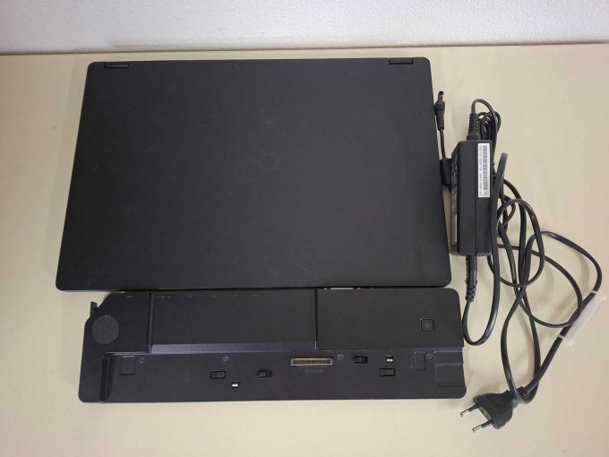 Ansicht Fujitsu Lifebook U757 mit einer von 6 Dockingstation 

Bild beispielhaft