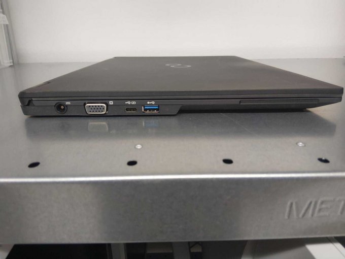 Ansicht Fujitsu Lifebook U757 
Seitliche Anschlüsse 
Bild beispielhaft