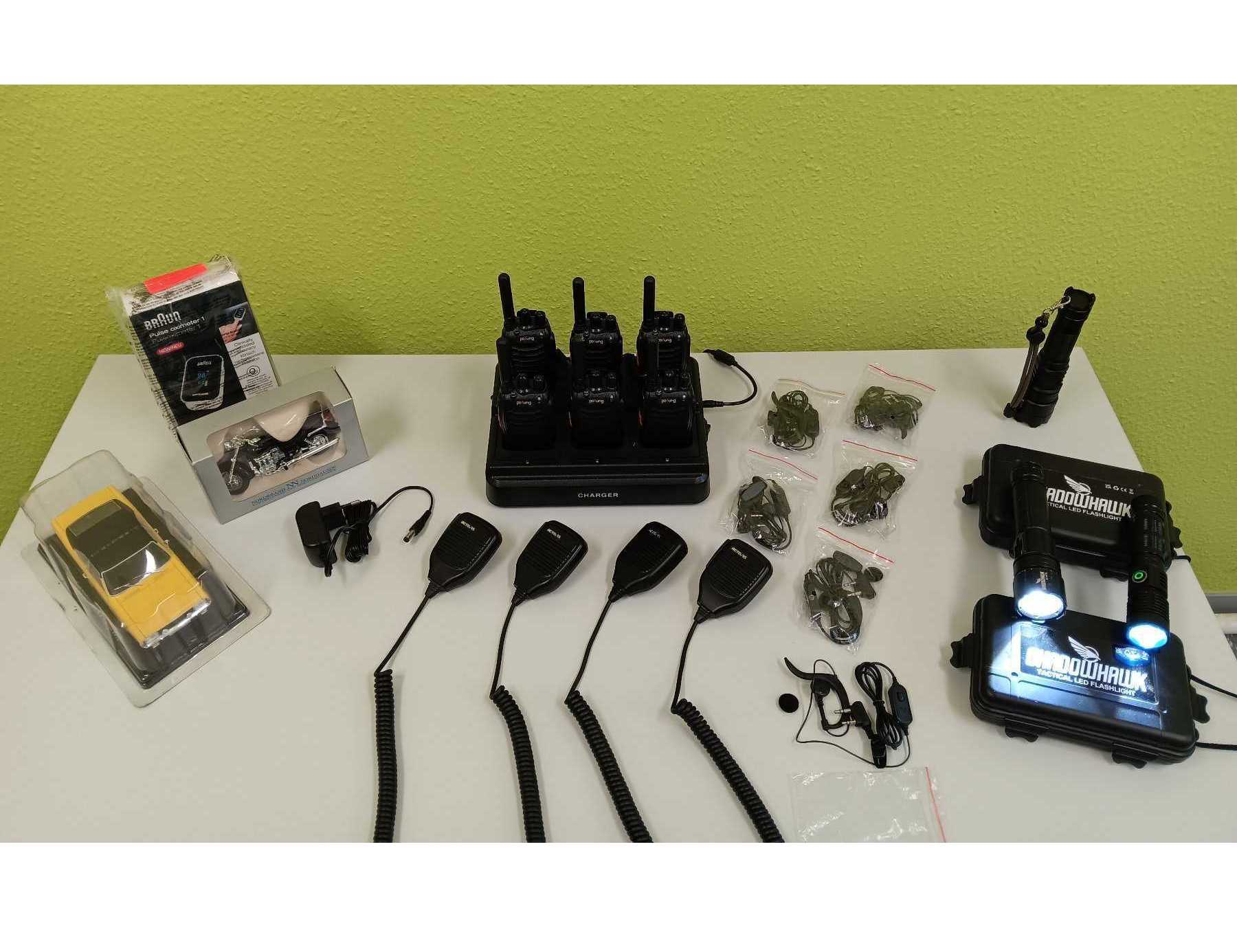 Funkgeräte, Taschenlampe, Pulsoximeter und Modelle