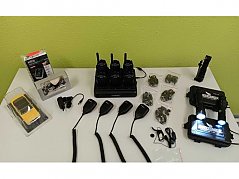 Funkgeräte, Taschenlampe, Pulsoximeter und Modelle