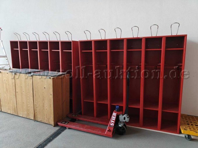 Komplette Ansicht der 6 Schränke für je 2 Personen.