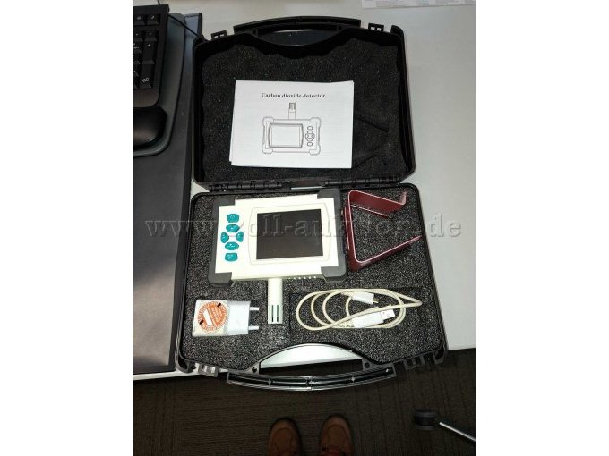 geöffneter Aufbewahrungskoffer mit allem Zubehör