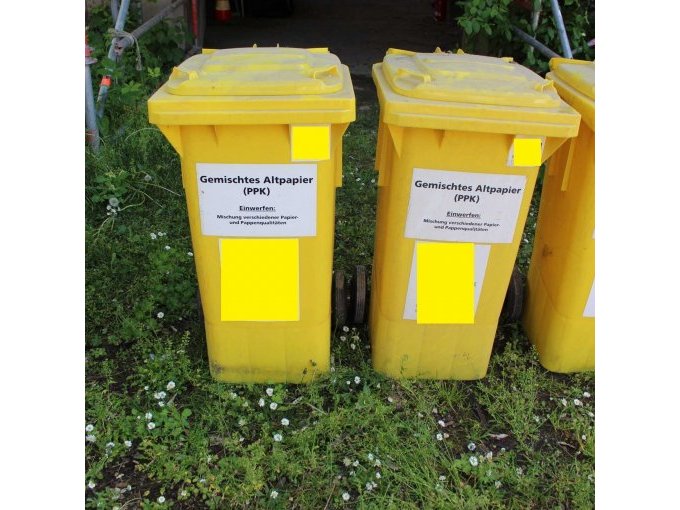 Detailansicht Mülltonnen gelb
