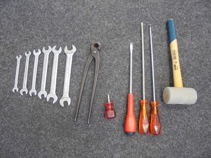 6 Maulschlüssel, 1 Zange Knipex, 4 Schraubenzieher Wiha und Brinko, 1 Gummihammer E-Top