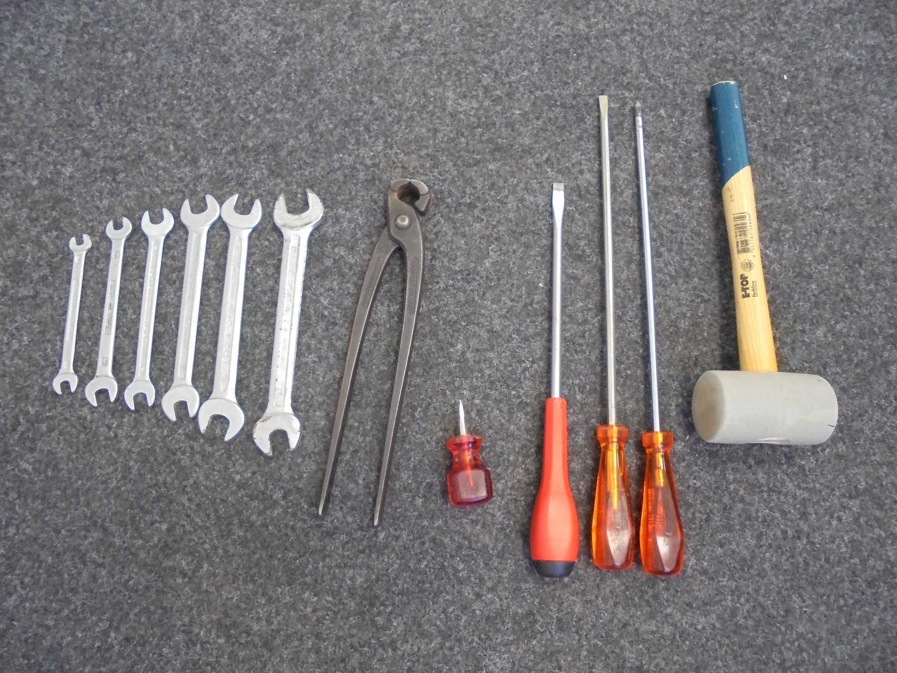 6 Maulschlüssel, 1 Zange Knipex, 4 Schraubenzieher Wiha und Brinko, 1 Gummihammer E-Top