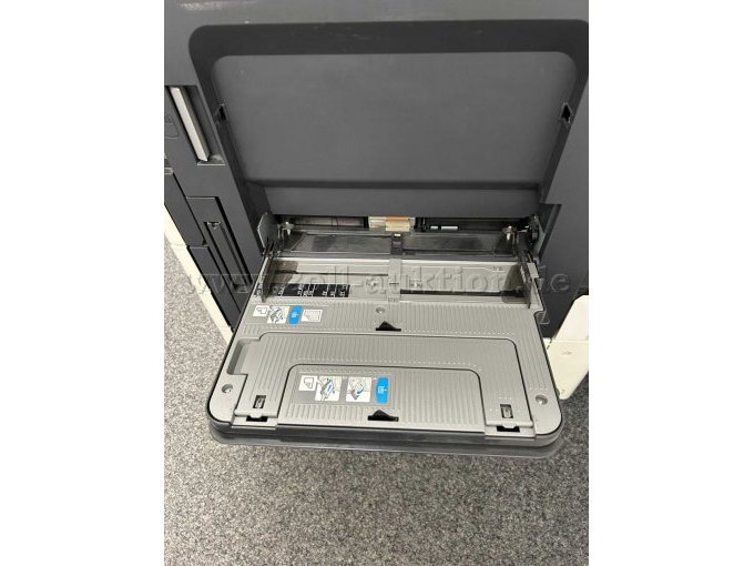 Beispielbild Konica Minolta bizhub C558 - Seitenansicht auf Stapelanlage Spezialeinzug