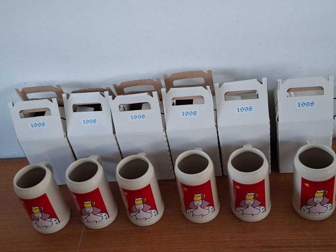 6 Oktoberfestkrüge ohne Zinndeckel Jahreskrüge 1998, Hersteller: Rastal – foto 5 – kavel bij Zoll-Auktion, München