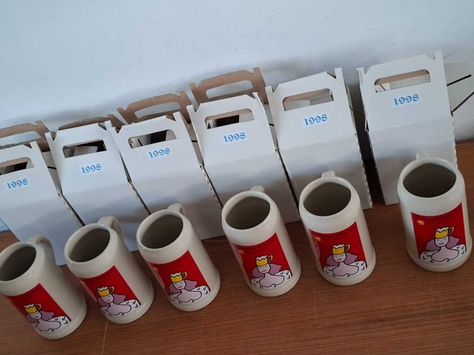 6 Oktoberfestkrüge ohne Zinndeckel Jahreskrüge 1998, Hersteller: Rastal – foto 2 – kavel bij Zoll-Auktion, München