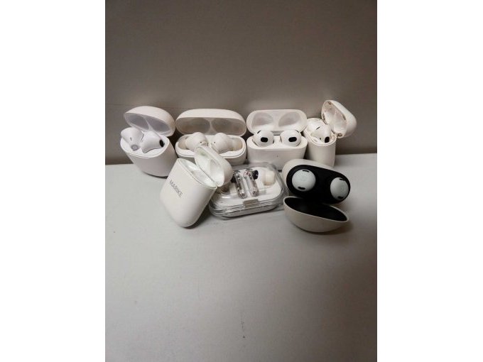 6 In-Ear-Kopfhörer mit Ladecase + 1 Ladecase ohne In-Ear-Kopfhörer verschiedene Hersteller_ Gesamtansicht geöffnete Ladecases