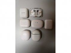 6 In-Ear-Kopfhörer mit Ladecase + 1 Ladecase ohne In-Ear-Kopfhörer verschiedene Hersteller_ Gesamtansicht Vorderansicht