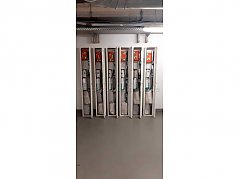 Gesamzansicht Vorderseite Schränke mit geöffneten Türen inclusive Inhalt