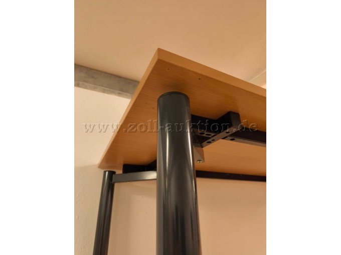 Schraublöcher unterhalb einer Tischplatte