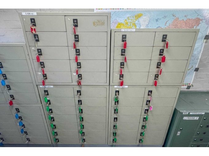 Gesamtansicht der 6 grauen Schränke mit roten/grünen/blauen 
Schlüsseln versehen