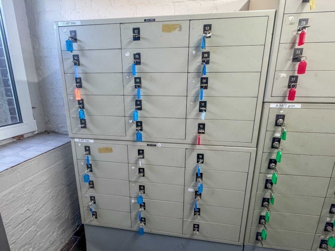 Gesamtansicht der 6 grauen Schränke mit roten/grünen/blauen 
Schlüsseln versehen