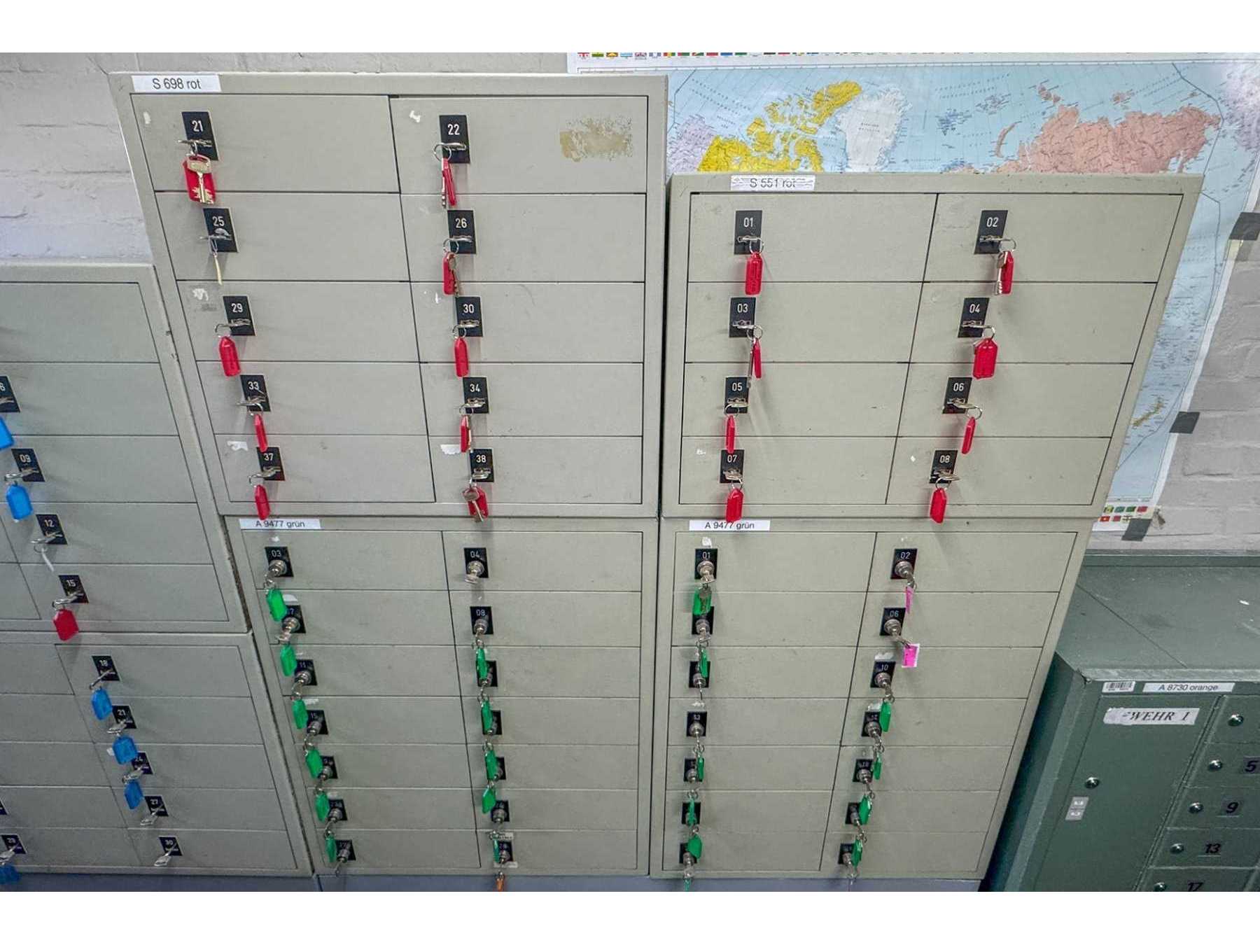 Gesamtansicht der 6 grauen Schränke mit roten/grünen/blauen 
Schlüsseln versehen