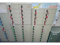 Gesamtansicht der 6 grauen Schränke mit roten/grünen/blauen 
Schlüsseln versehen