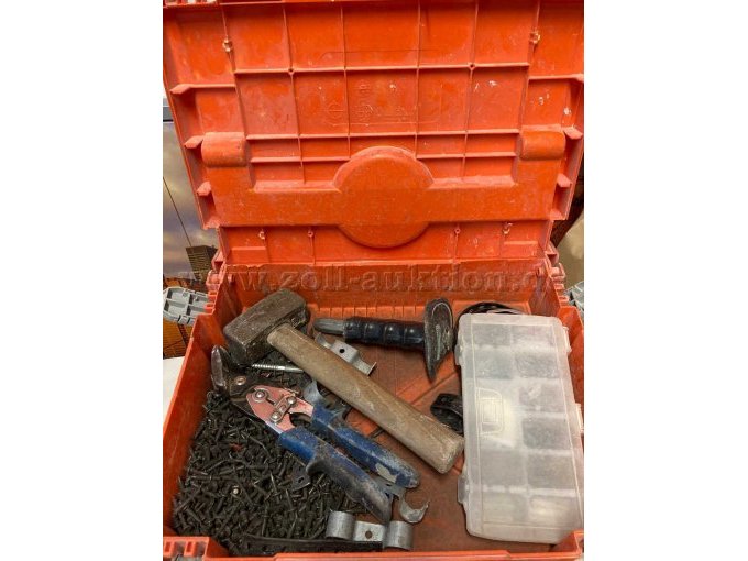 Werkzeugkoffer mit Hammer, Zange, Schrauben und Kleinteilen
