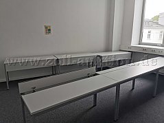 Sechs Computertische, aufgeklappter Kabelkanal bei einem Tisch.