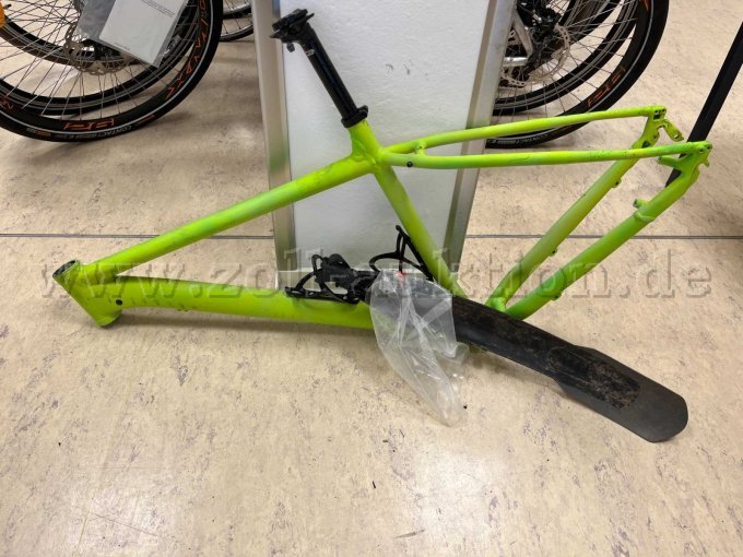 6 teiliger Fahrradposten (drei zerlegte Räder, ein Rahmen, 2 Sattel) – foto 2 – kavel bij Zoll-Auktion, Hamburg