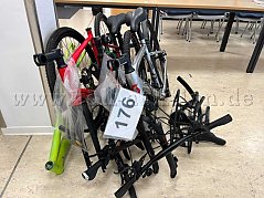 Übersicht Konvolut (von links nach rechts): Mountainbike-Rahmen von unbekannter Marke, Specialized, Ghost, Scott, zerlegtes Zubehör vom Ghost-Rad, zwei Sattel