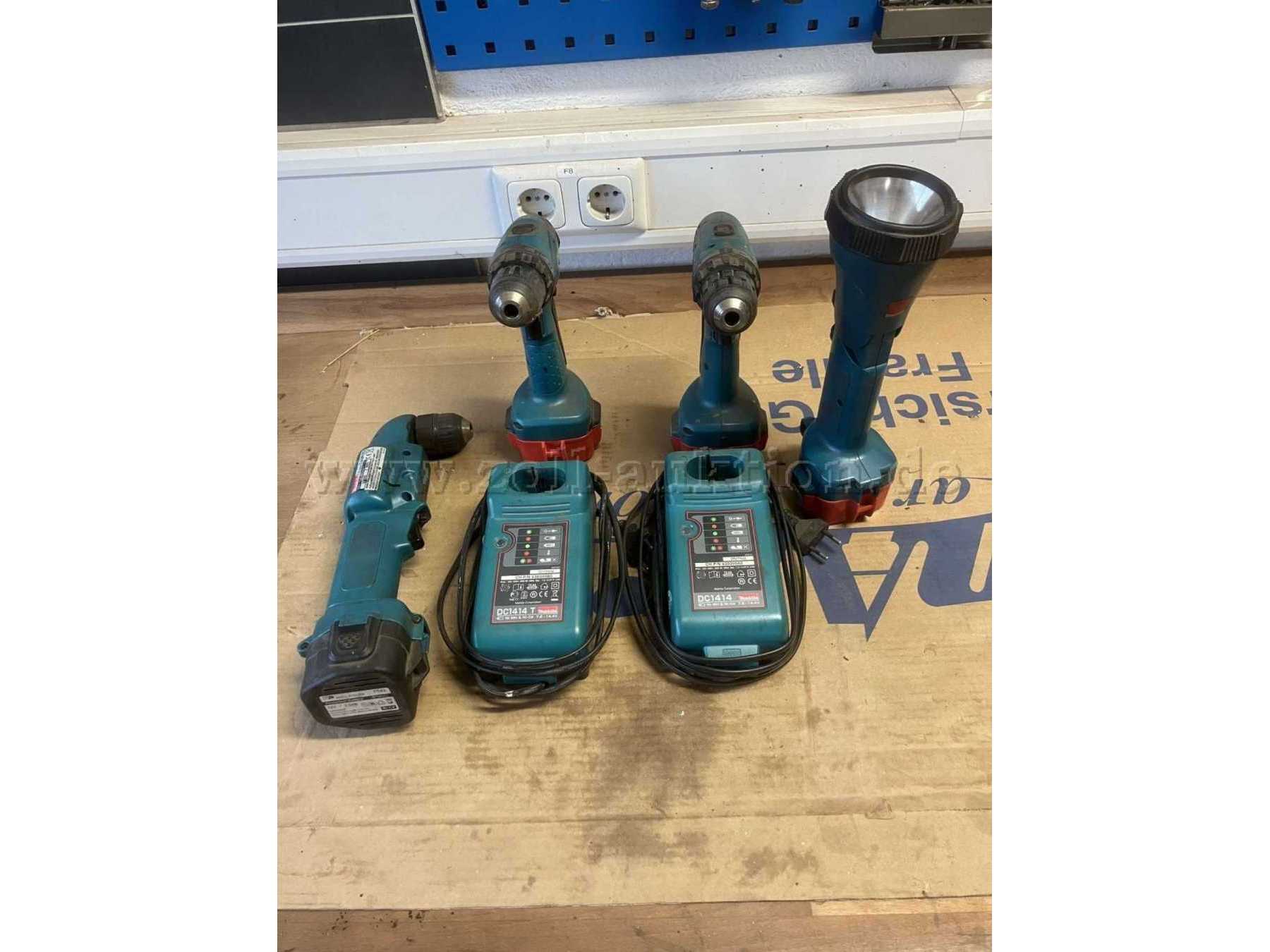 2 Akkubohrer, 2 Akkustationen, 1 Akkuwinkelbohrer, 1 Akkuhandlampe