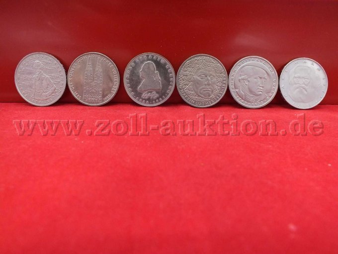 Gesamtansicht der 5 deutsche Mark Münzen von vorne