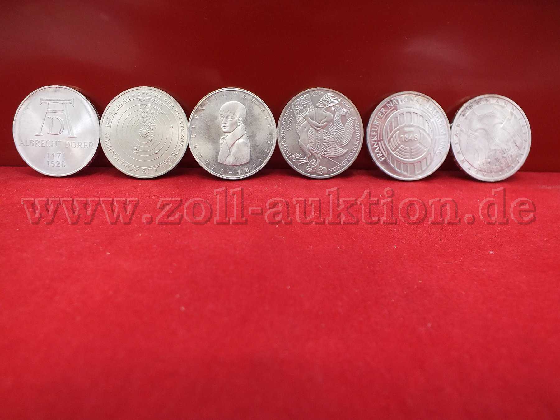 Gesamtansicht der 5 deutsche Mark Münzen von vorne