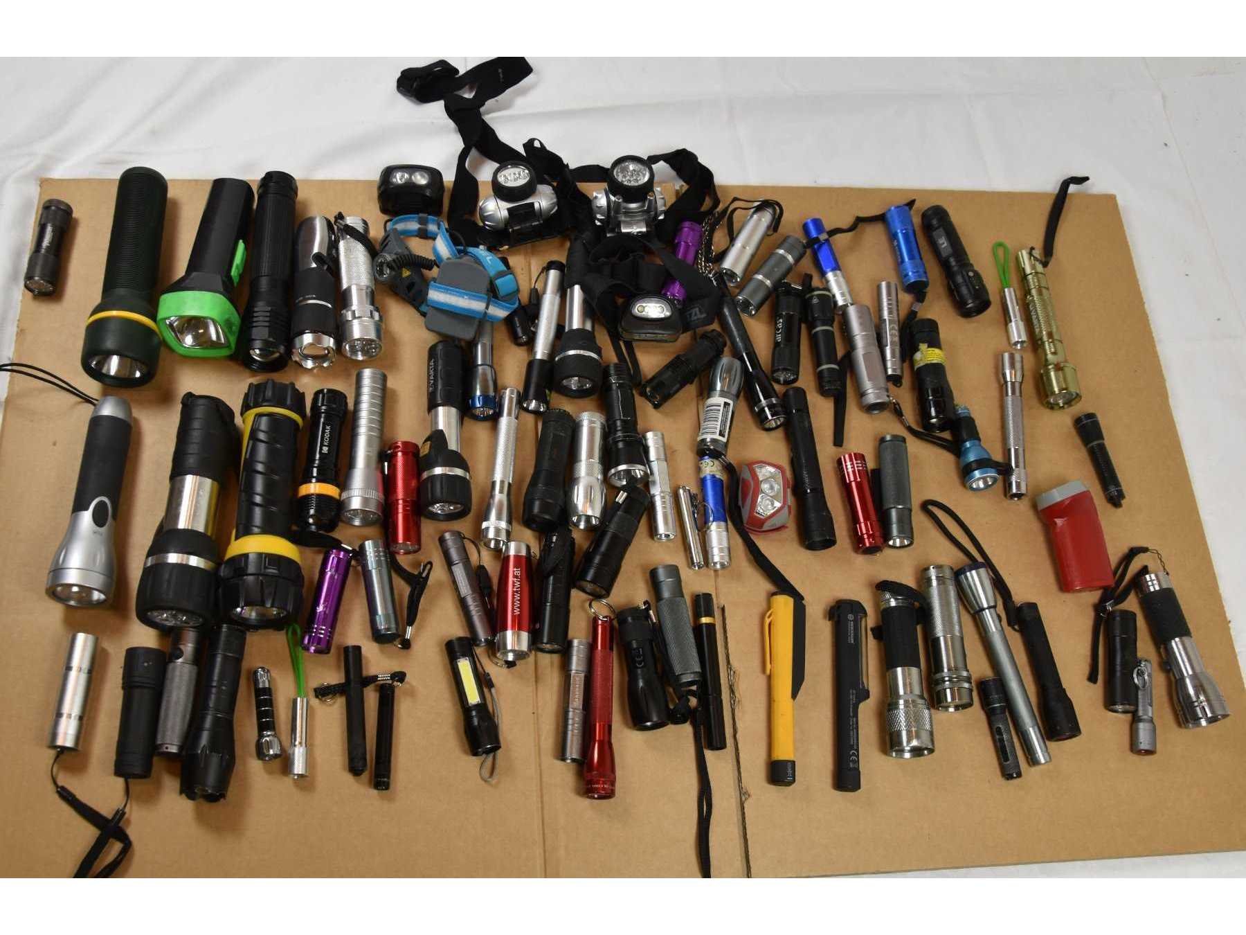 Taschenlampen und 5 Stirnlampen in unterschiedlichen Größen und Ausführungen.