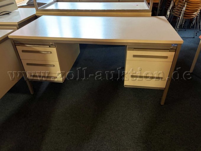 Tisch mit Unterbauten Tisch mit Unterbauten