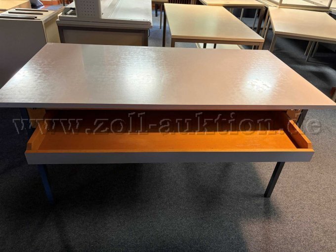 Schreibtisch mit Schublade offen