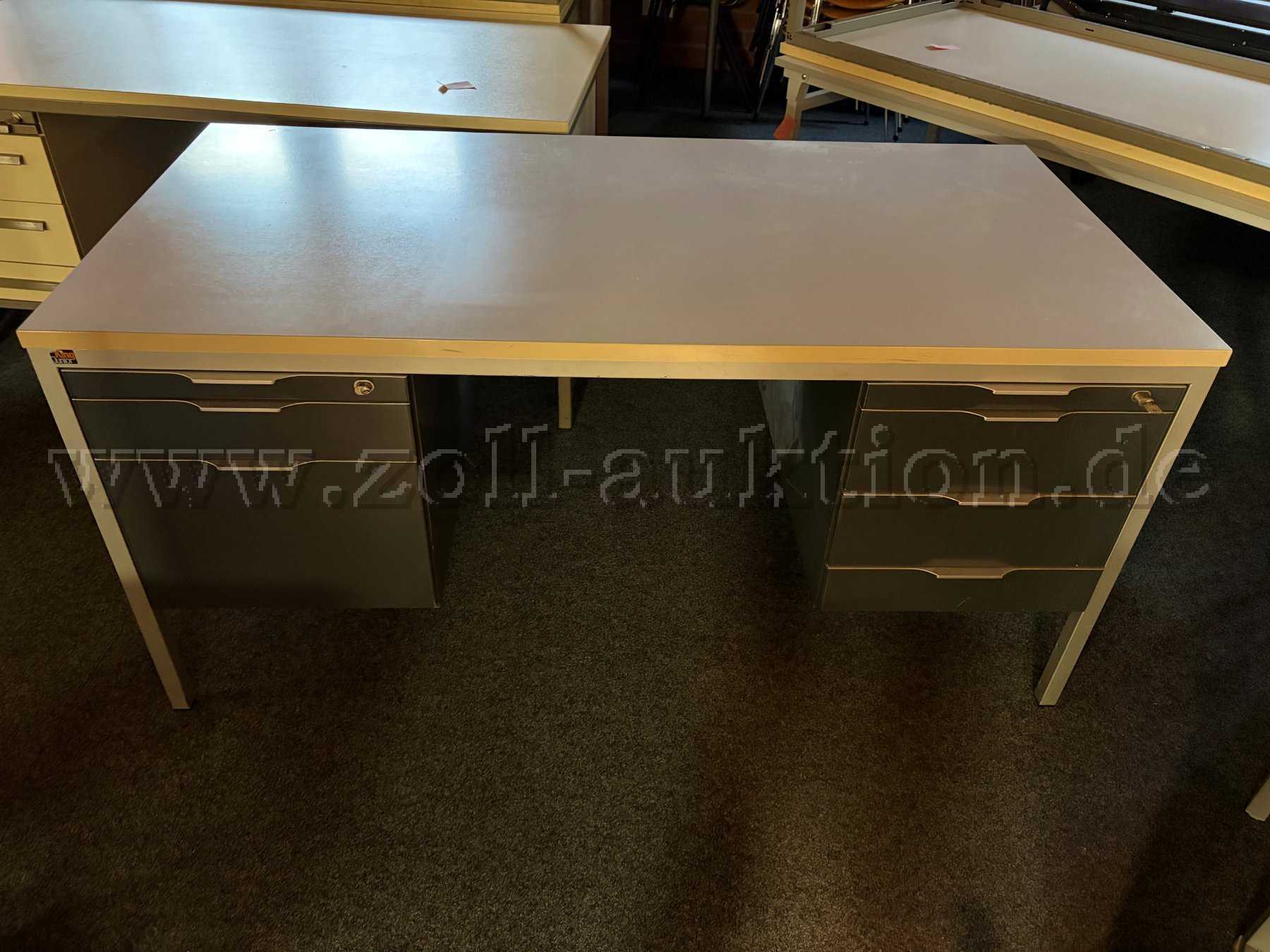 Tisch mit Unterbauten