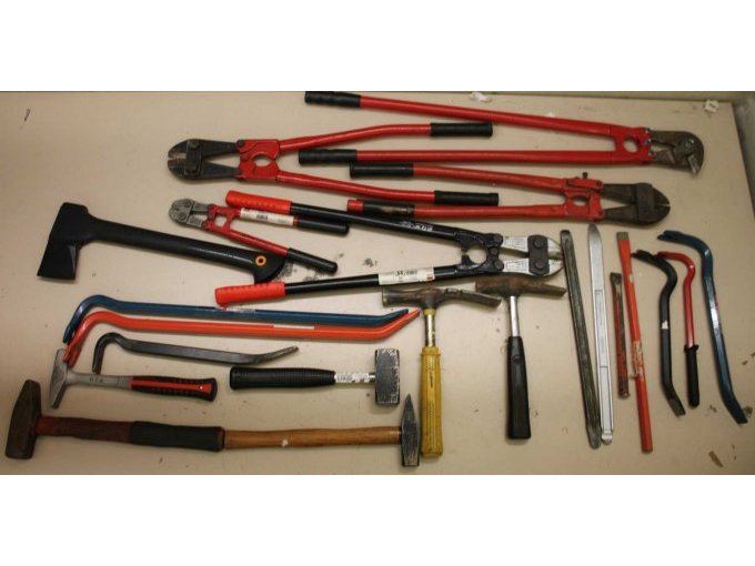 Sicht auf Hämmer, Stemmeisen und weiteres Werkzeug